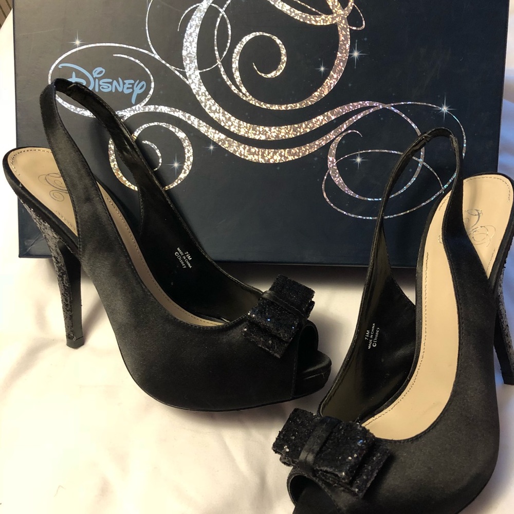 Peep toe pumps